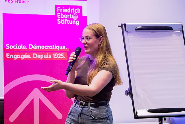 Kirsti (Jusos) parle au micro
