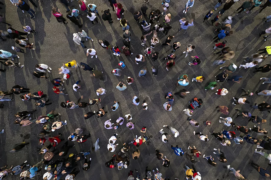 Foule rassemblée dans la rue