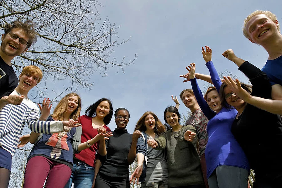Un groupe de jeunes étudiants
