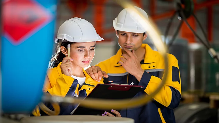 Eine Frau und ein Mann, die im Baugewerbe arbeiten
