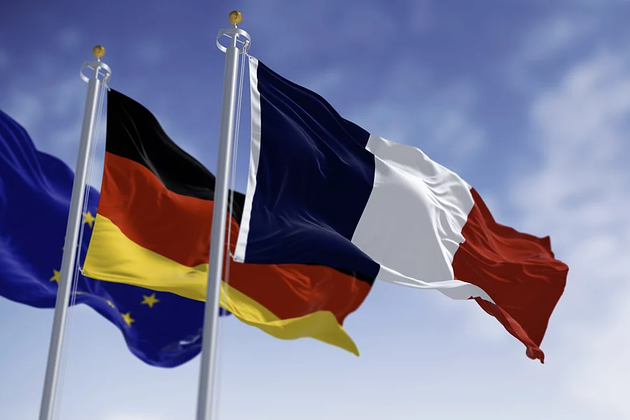 Drapeaux européen, allemand et français dans le ciel